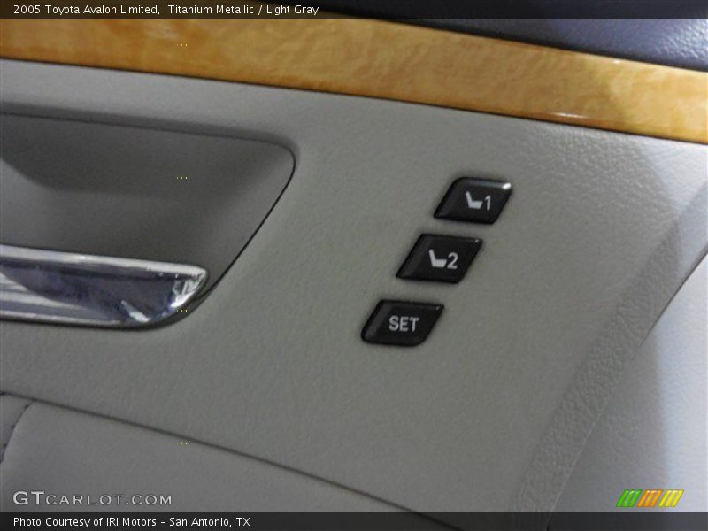 Titanium Metallic / Light Gray 2005 Toyota Avalon Limited