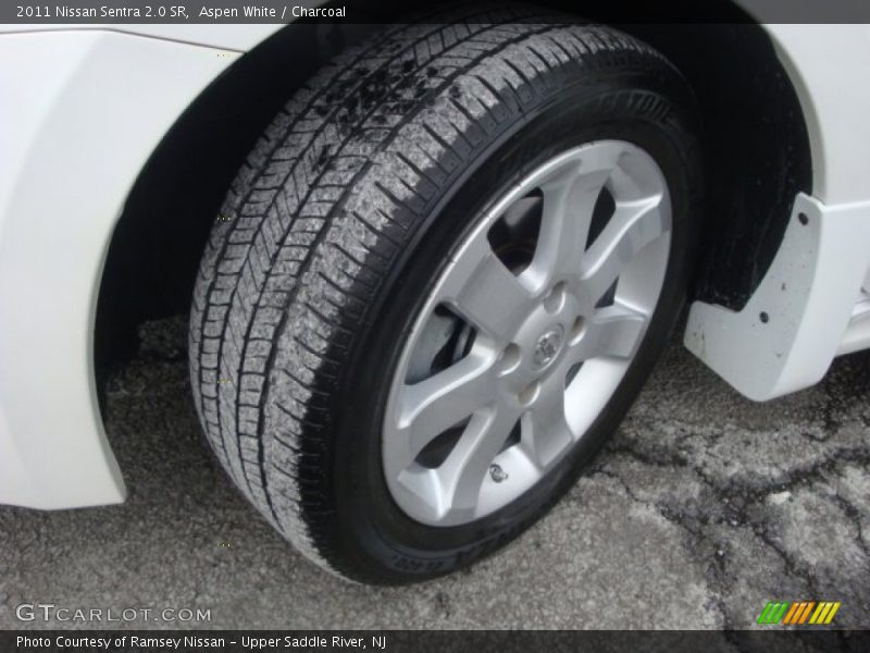 Aspen White / Charcoal 2011 Nissan Sentra 2.0 SR