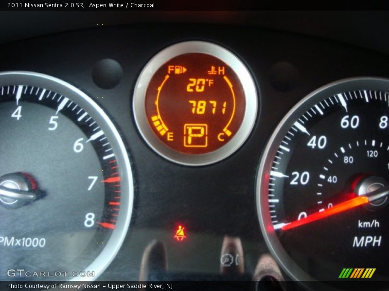 Aspen White / Charcoal 2011 Nissan Sentra 2.0 SR