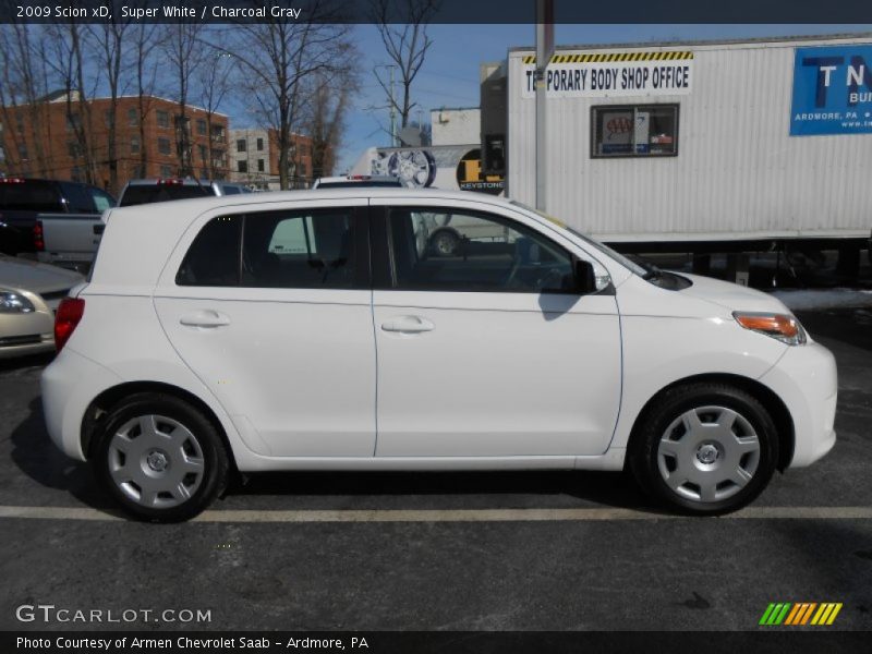 Super White / Charcoal Gray 2009 Scion xD