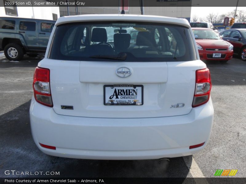 Super White / Charcoal Gray 2009 Scion xD