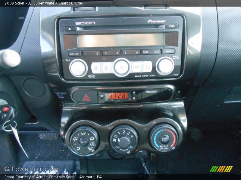 Super White / Charcoal Gray 2009 Scion xD