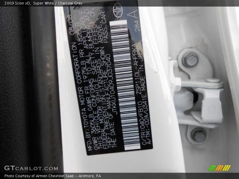 Super White / Charcoal Gray 2009 Scion xD