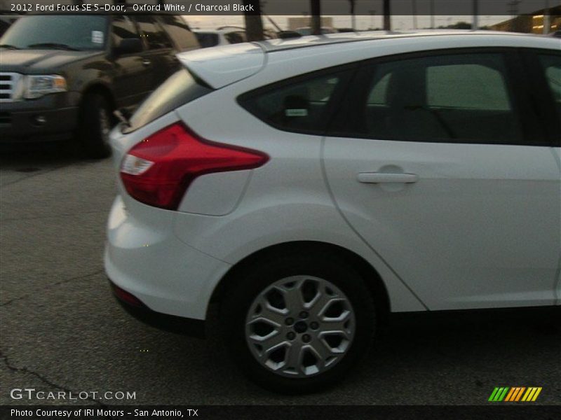 Oxford White / Charcoal Black 2012 Ford Focus SE 5-Door