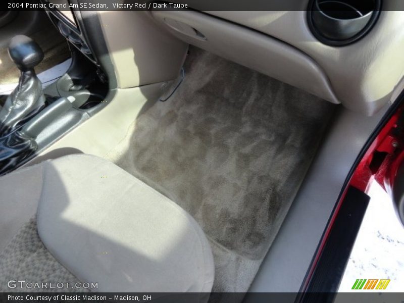 Victory Red / Dark Taupe 2004 Pontiac Grand Am SE Sedan
