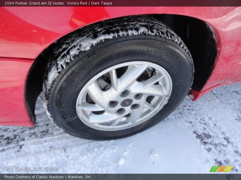 Victory Red / Dark Taupe 2004 Pontiac Grand Am SE Sedan