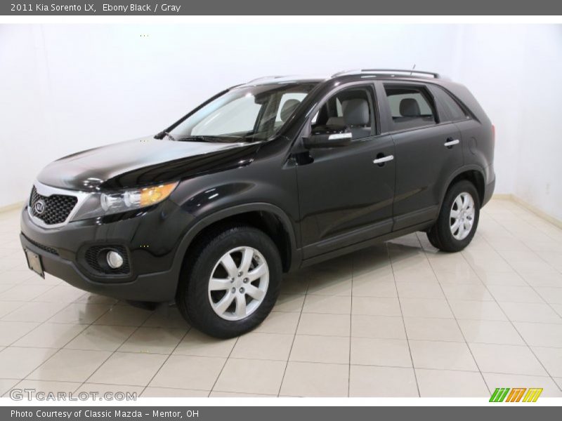 Front 3/4 View of 2011 Sorento LX