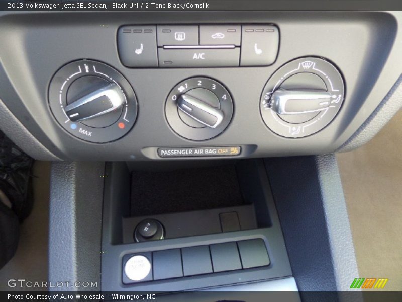 Black Uni / 2 Tone Black/Cornsilk 2013 Volkswagen Jetta SEL Sedan
