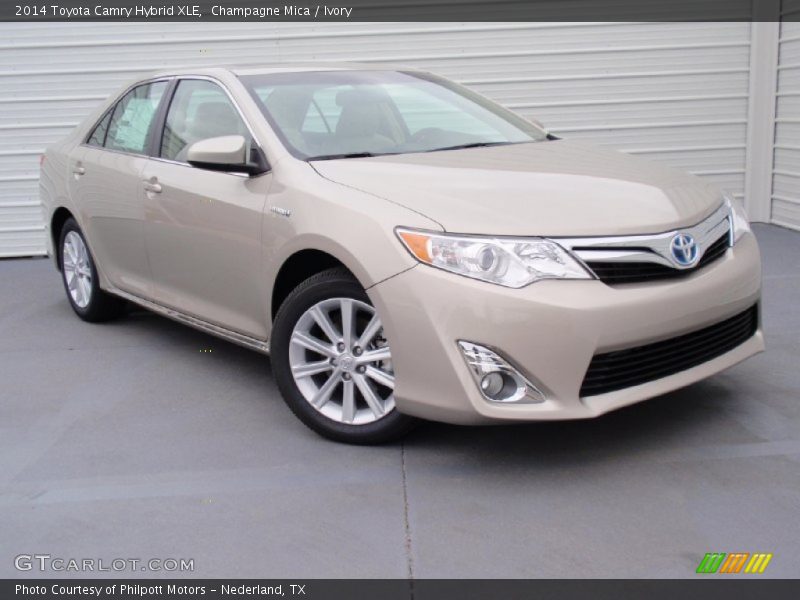 Front 3/4 View of 2014 Camry Hybrid XLE