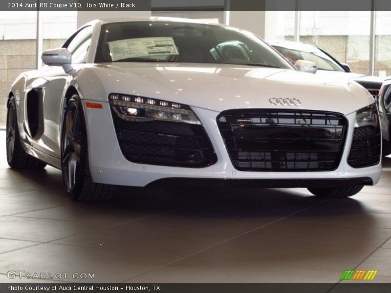 Front 3/4 View of 2014 R8 Coupe V10