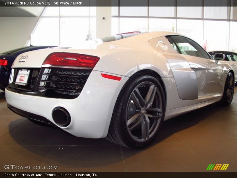 Ibis White / Black 2014 Audi R8 Coupe V10