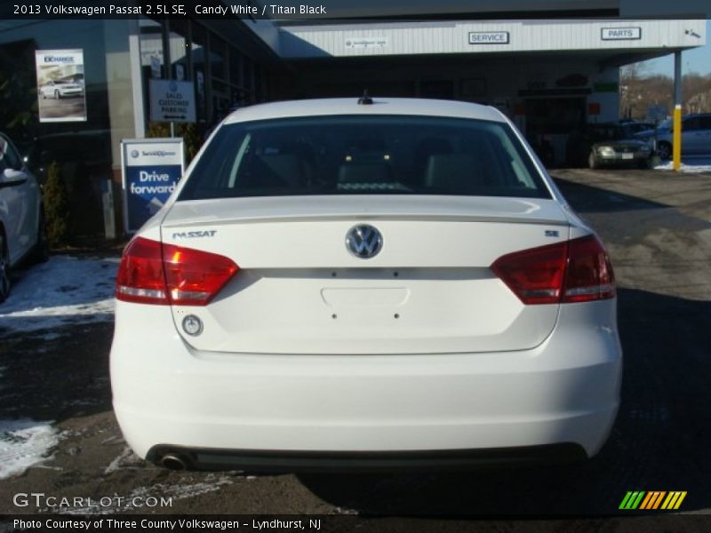 Candy White / Titan Black 2013 Volkswagen Passat 2.5L SE