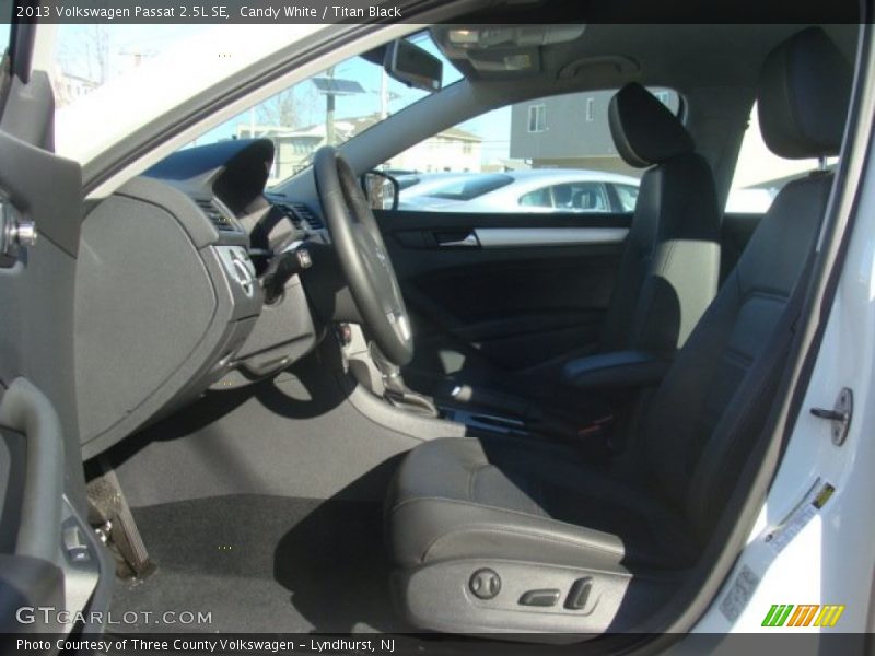Candy White / Titan Black 2013 Volkswagen Passat 2.5L SE