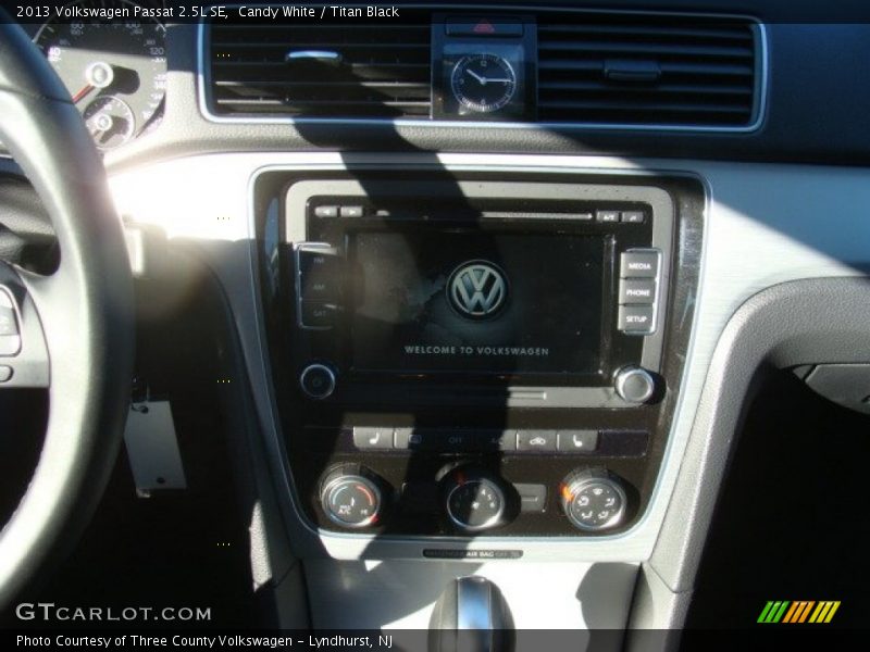 Candy White / Titan Black 2013 Volkswagen Passat 2.5L SE