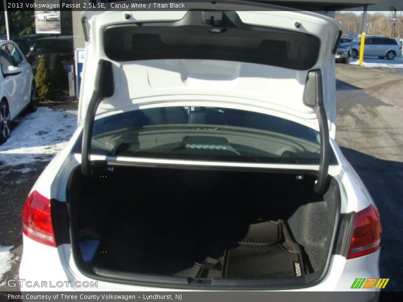 Candy White / Titan Black 2013 Volkswagen Passat 2.5L SE