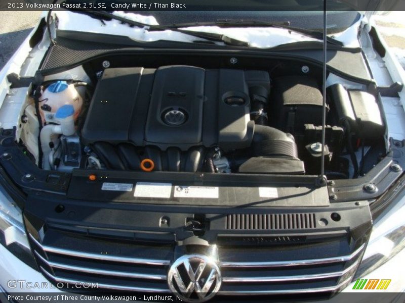 Candy White / Titan Black 2013 Volkswagen Passat 2.5L SE