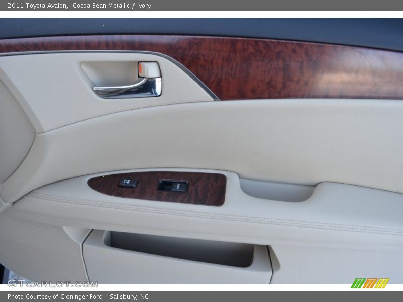 Cocoa Bean Metallic / Ivory 2011 Toyota Avalon