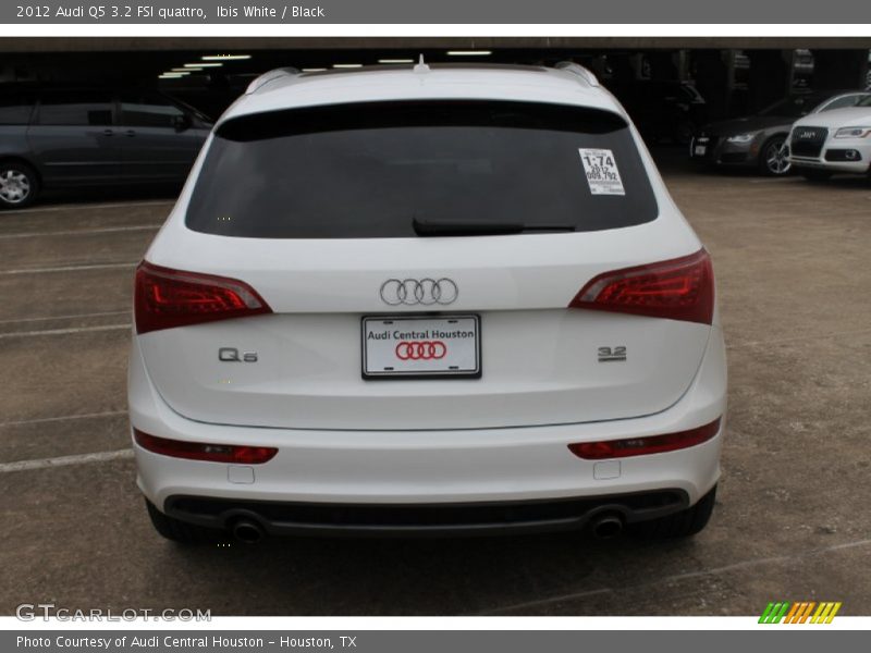 Ibis White / Black 2012 Audi Q5 3.2 FSI quattro