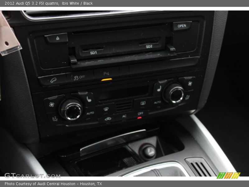 Ibis White / Black 2012 Audi Q5 3.2 FSI quattro