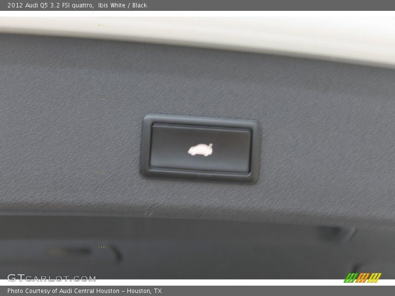 Ibis White / Black 2012 Audi Q5 3.2 FSI quattro