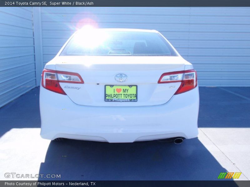 Super White / Black/Ash 2014 Toyota Camry SE