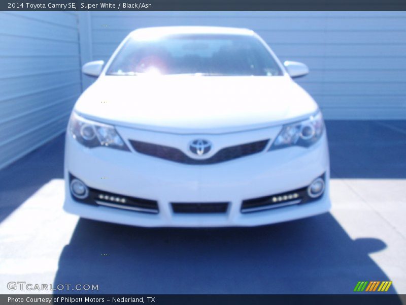 Super White / Black/Ash 2014 Toyota Camry SE