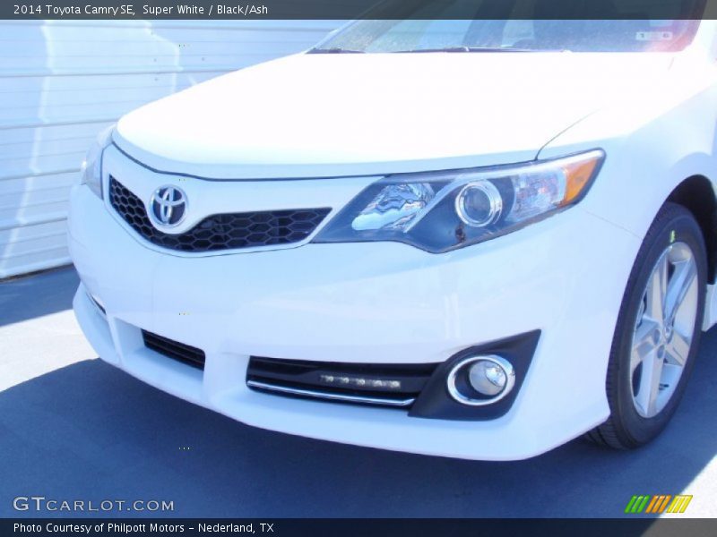 Super White / Black/Ash 2014 Toyota Camry SE