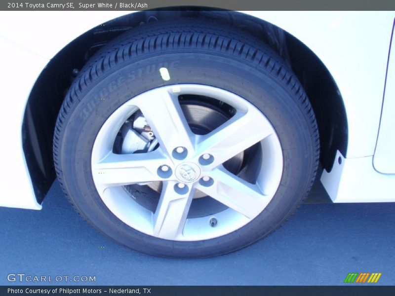 Super White / Black/Ash 2014 Toyota Camry SE