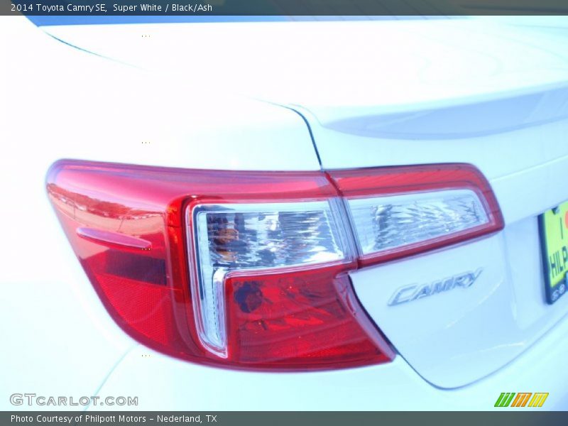 Super White / Black/Ash 2014 Toyota Camry SE