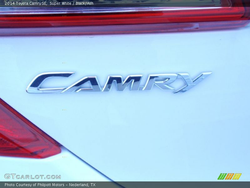 Super White / Black/Ash 2014 Toyota Camry SE