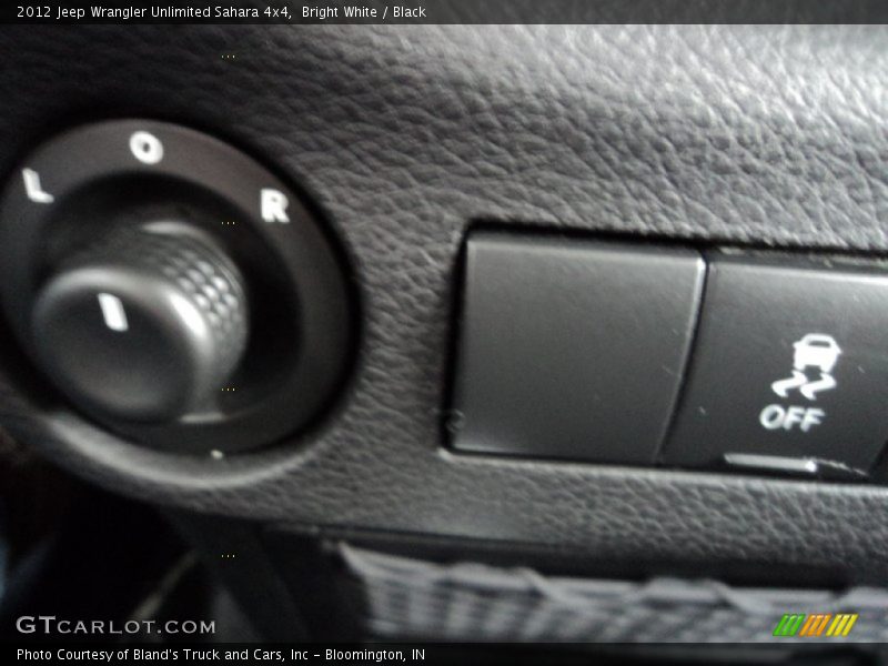 Bright White / Black 2012 Jeep Wrangler Unlimited Sahara 4x4
