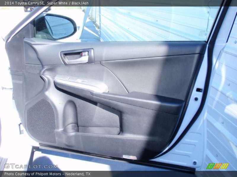 Super White / Black/Ash 2014 Toyota Camry SE