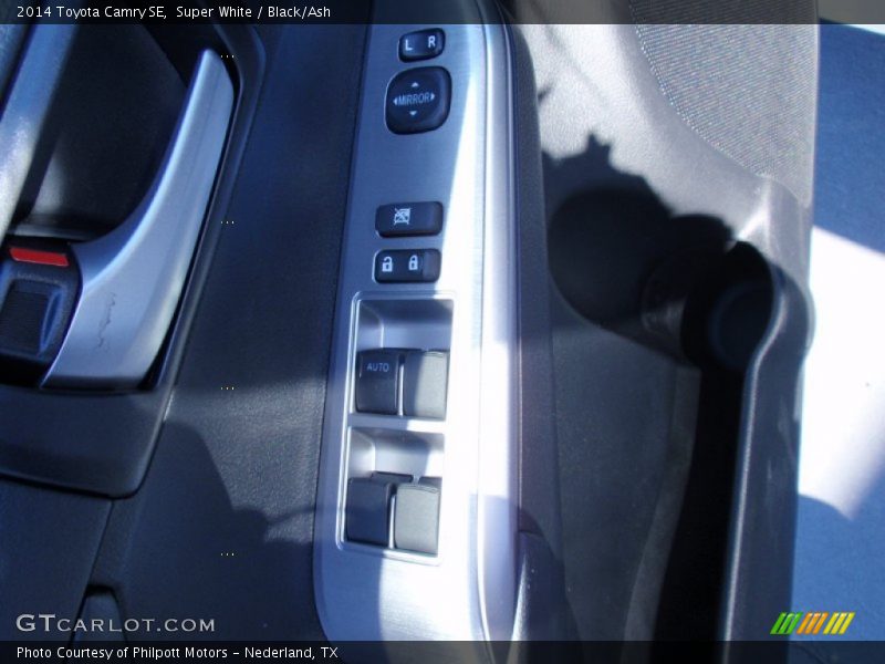 Super White / Black/Ash 2014 Toyota Camry SE