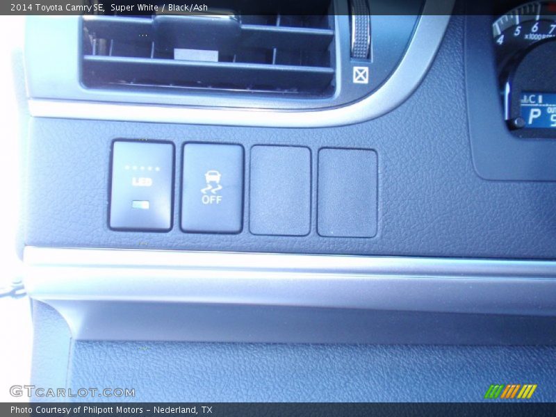 Super White / Black/Ash 2014 Toyota Camry SE