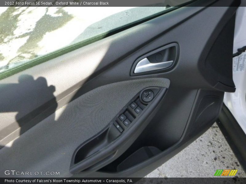 Oxford White / Charcoal Black 2012 Ford Focus SE Sedan