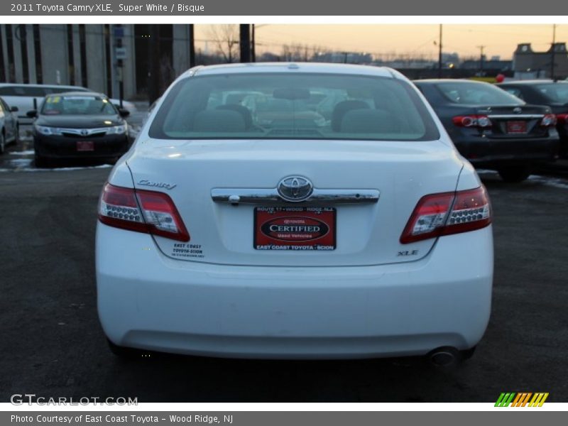 Super White / Bisque 2011 Toyota Camry XLE