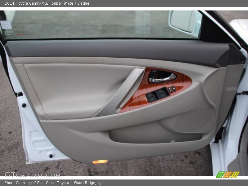 Super White / Bisque 2011 Toyota Camry XLE
