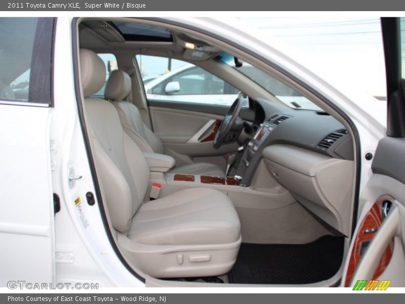 Super White / Bisque 2011 Toyota Camry XLE