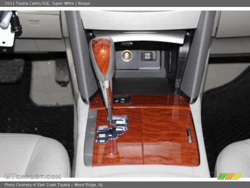 Super White / Bisque 2011 Toyota Camry XLE