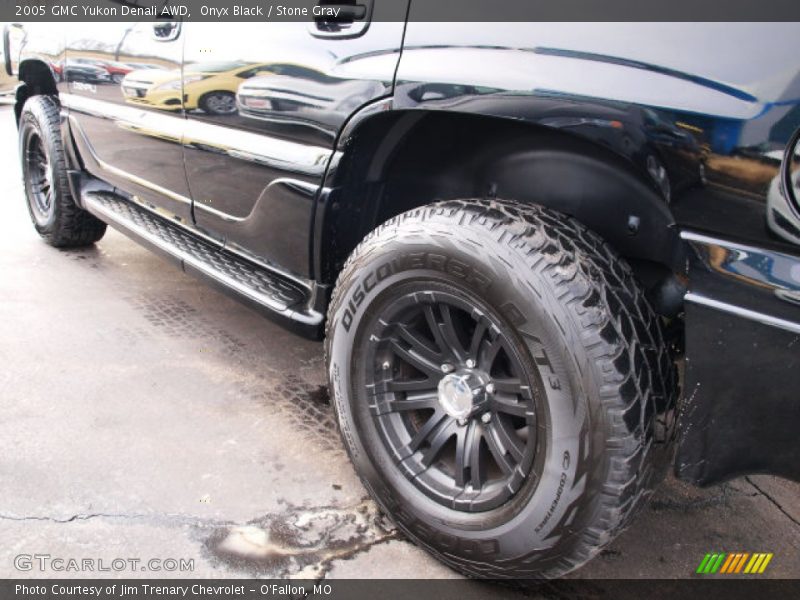 Onyx Black / Stone Gray 2005 GMC Yukon Denali AWD