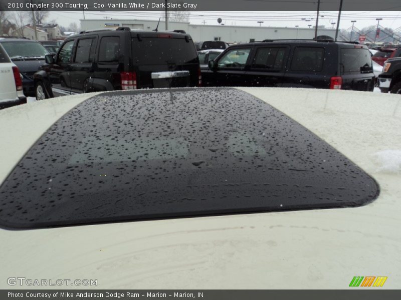 Cool Vanilla White / Dark Slate Gray 2010 Chrysler 300 Touring