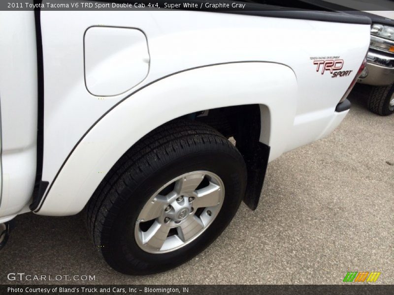 Super White / Graphite Gray 2011 Toyota Tacoma V6 TRD Sport Double Cab 4x4