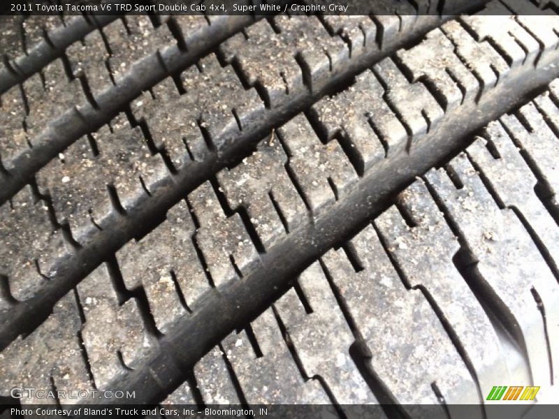 Super White / Graphite Gray 2011 Toyota Tacoma V6 TRD Sport Double Cab 4x4