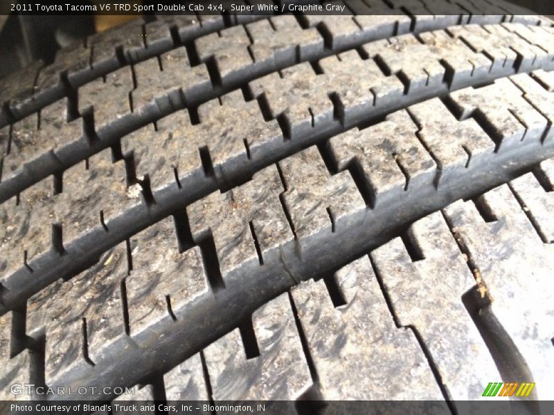 Super White / Graphite Gray 2011 Toyota Tacoma V6 TRD Sport Double Cab 4x4