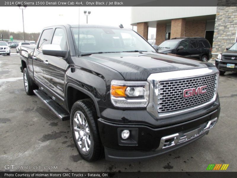 Front 3/4 View of 2014 Sierra 1500 Denali Crew Cab 4x4