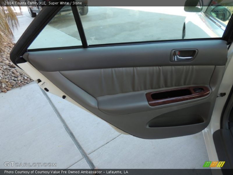 Super White / Stone 2004 Toyota Camry XLE
