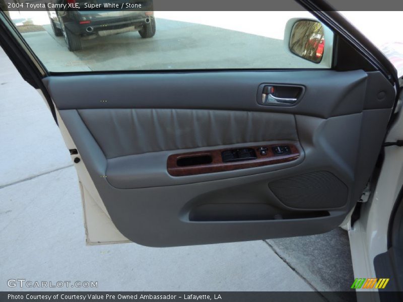 Super White / Stone 2004 Toyota Camry XLE