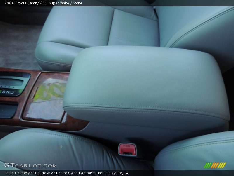 Super White / Stone 2004 Toyota Camry XLE