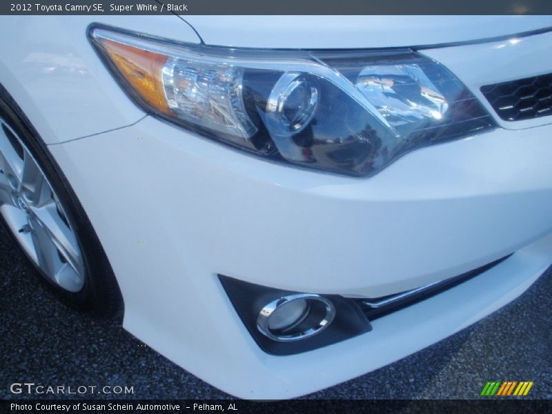 Super White / Black 2012 Toyota Camry SE