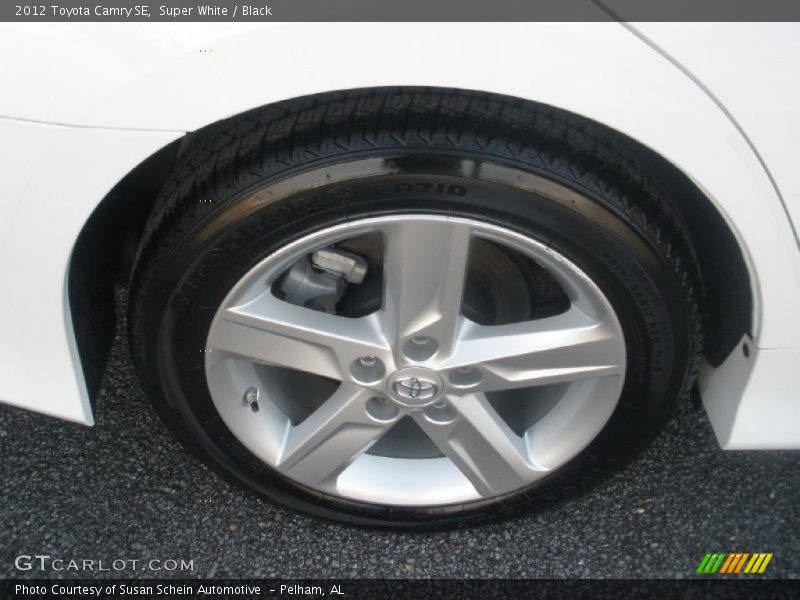 Super White / Black 2012 Toyota Camry SE